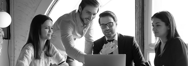 Dos personas colaborando en una oficina